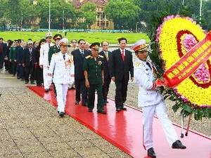 Les dirigeants vietnamiens rendent hommage aux morts pour la Patrie